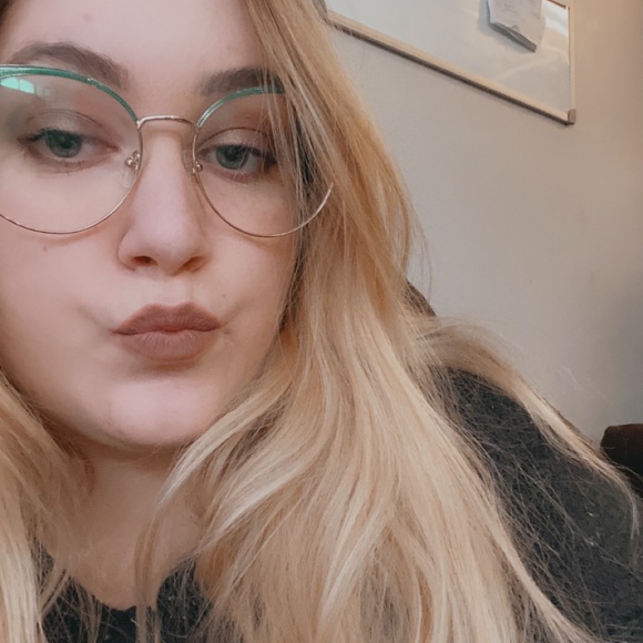 Meet your Posher, Emily - Picture 1 of 4